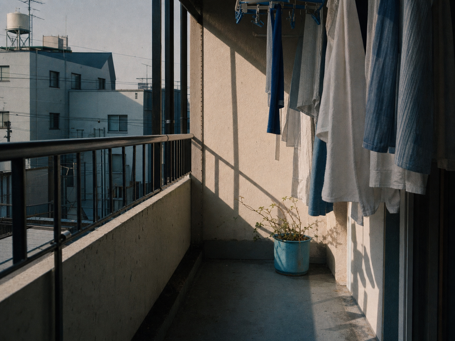 『洗濯物の影が動くだけの日も、ちゃんと一日』に残した、人物のいない小物や風景の観測写真。