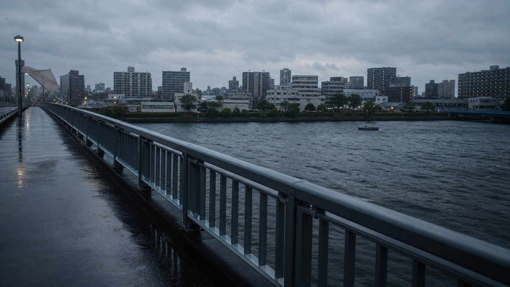 架空の都市の川にかかる橋の歩道。重い曇り空の下、濡れた欄干と川面が冷たい風を映している。