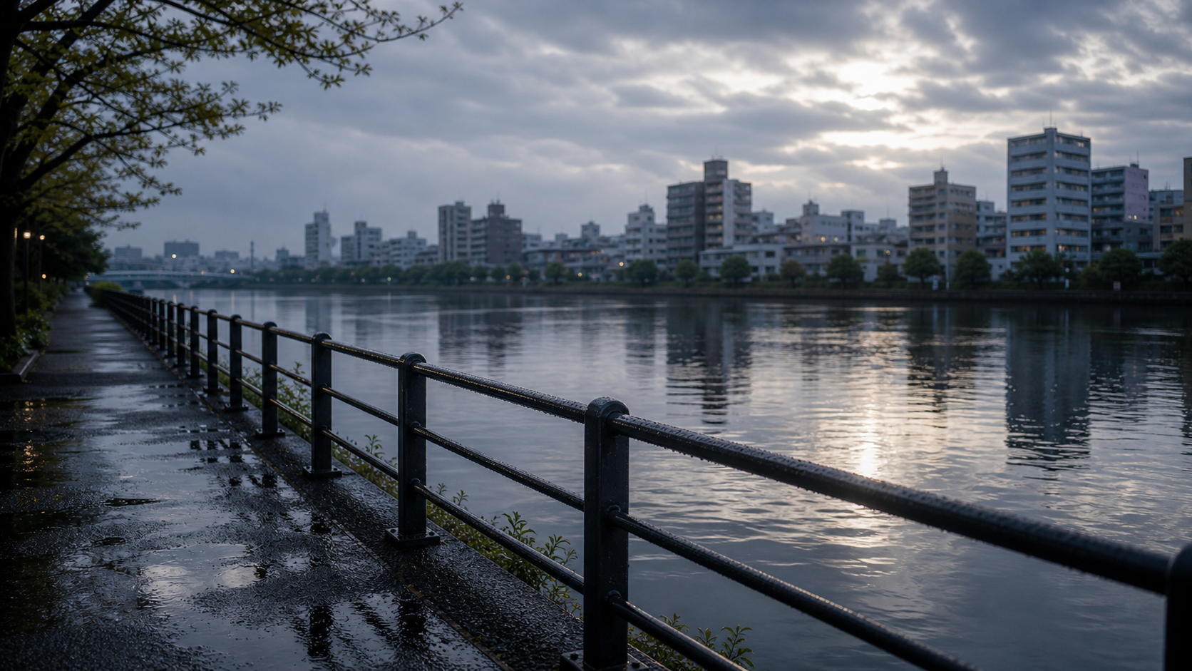 架空の川沿い。大雨の翌日の濡れた手すりと暗めの川面に、薄い光が戻り始めている。