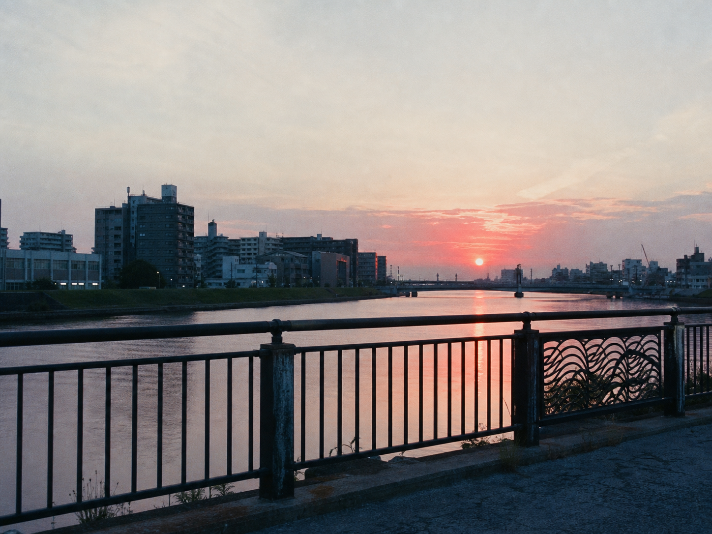 『川の夕焼けは、空より少し遅れて赤くなる』に残した、人物のいない小物や風景の観測写真。